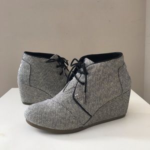 TOMS Desert Wedge | Black Gold Metallic Linen